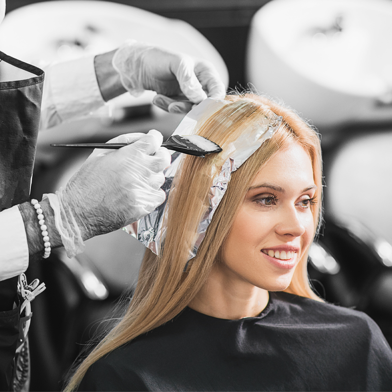 ragazza bionda che fa una tinta ai capelli