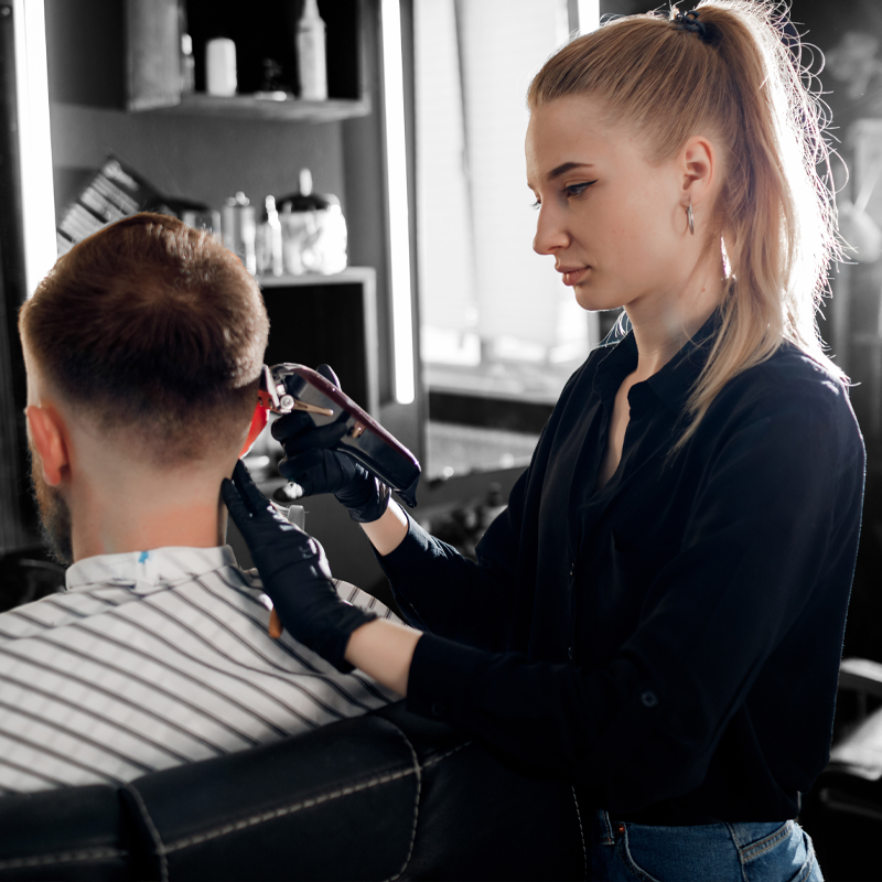 cliente si fa rasare il lato della testa da una professionista dell'hair styling