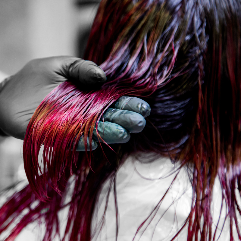 ragazza si fa fare una tinta ai capelli rosso acceso