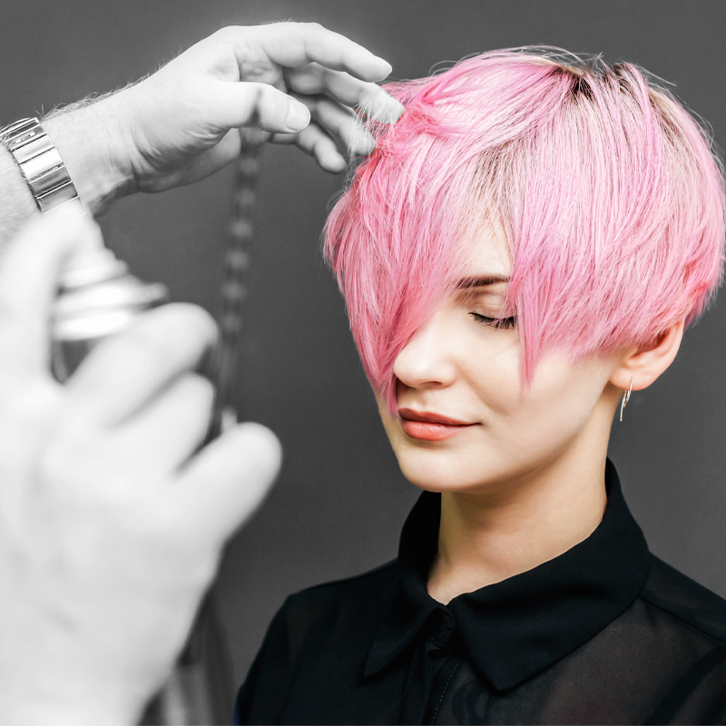 ragazza con capelli rosa segue il trend riguardo il colore di tendenza