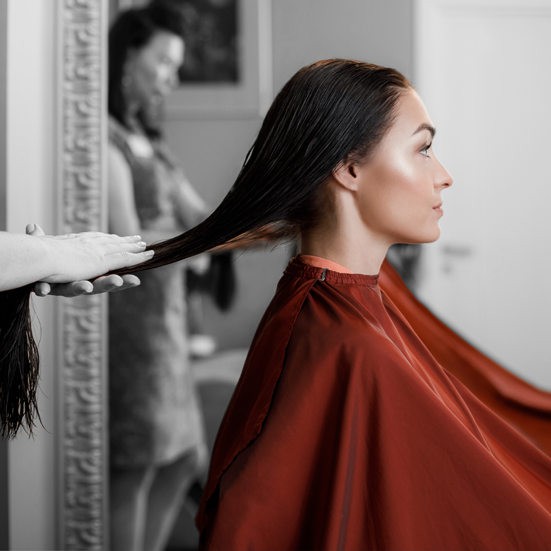 ragazza con lunghi capelli si fa pettinare